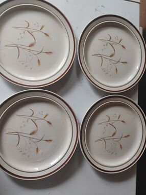 Set of 4 Vintage 1986 Newcor Wheatfield Stoneware Dinner Plates 10.5”